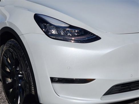 Used 2022 Tesla Model Y Long Range image 6