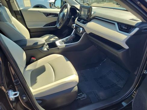 Used 2022 Toyota RAV4 XLE Premium image 16