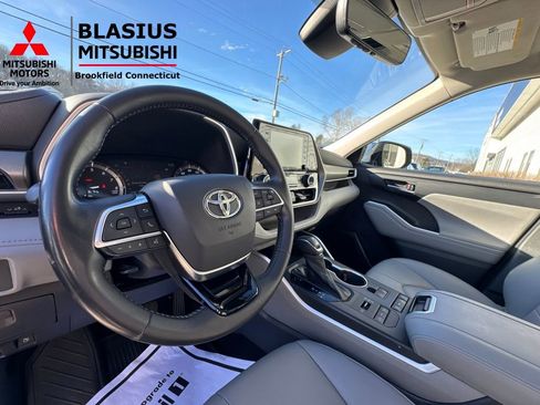 Used 2021 Toyota Highlander XLE image 14