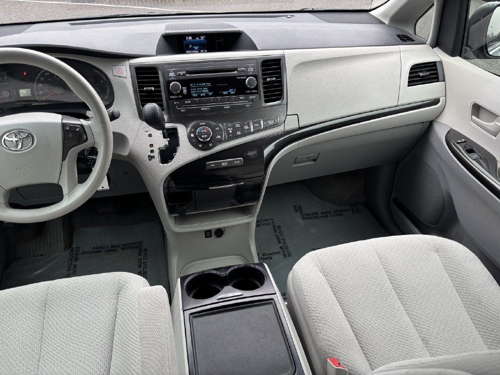 Used 2013 Toyota Sienna LE w/ Towing Pkg FWD image 22