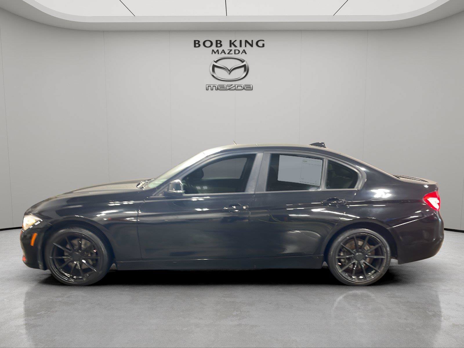 Used 2017 BMW 320i Sedan RWD image 2