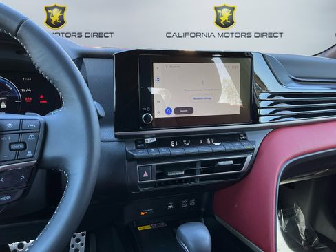 Used 2025 Toyota Camry SE w/ Convenience Package image 13