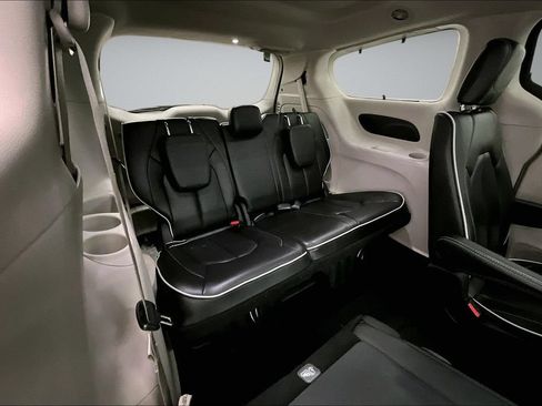 Used 2023 Chrysler Pacifica Limited FWD image 26