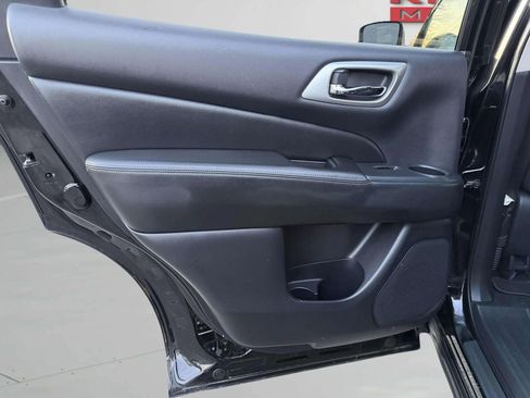 Used 2018 Nissan Pathfinder SV image 21