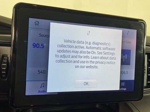 Used 2021 Ford Explorer XLT AWD/4WD image 3