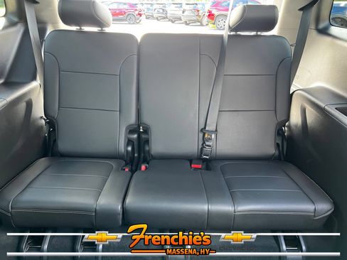 Used 2023 Chevrolet Traverse LT w/ LT Premium Package AWD/4WD image 8