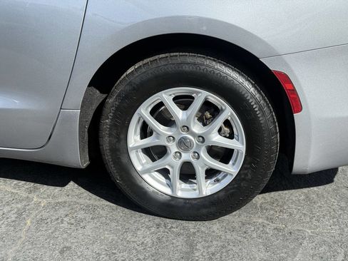 Used 2021 Chrysler Voyager Lxi image 8