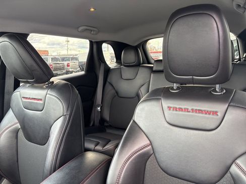 Used 2022 Jeep Cherokee Trailhawk w/ Comfort/Convenience Group AWD/4WD image 5