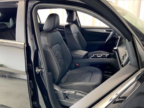 Used 2025 Volkswagen Atlas Cross Sport SE FWD image 16