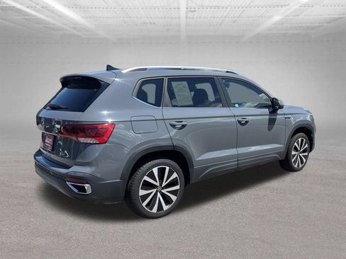 Used 2023 Volkswagen Taos SE w/ Panoramic Sunroof Package FWD image 3
