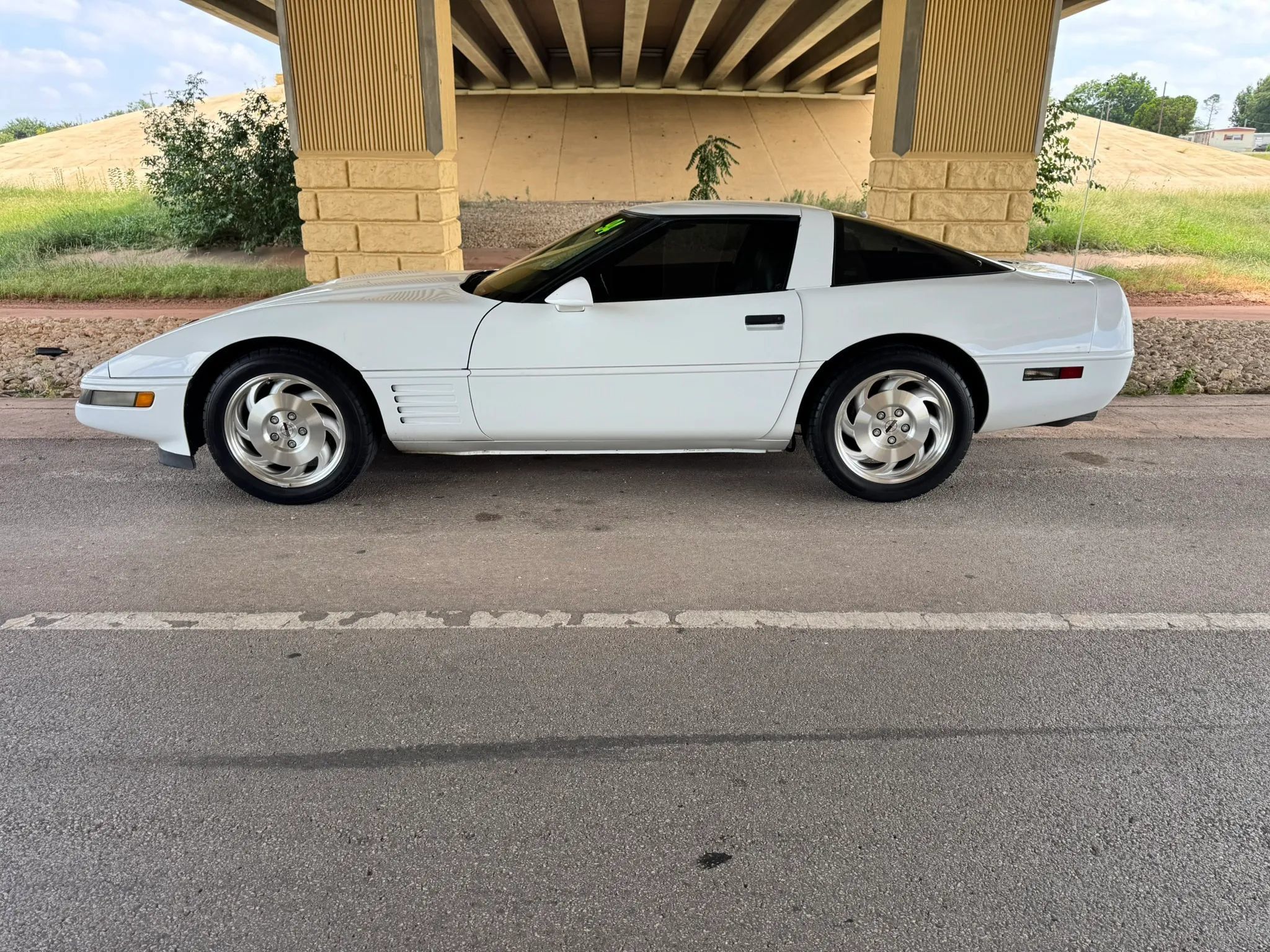 Used 1994 Chevrolet Corvette Coupe RWD image 6