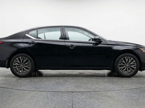 Used 2025 Nissan Altima 2.5 SV image 11