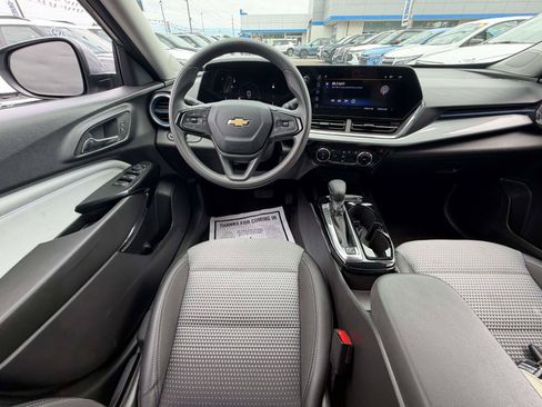 Certified 2025 Chevrolet Trax LT FWD image 14