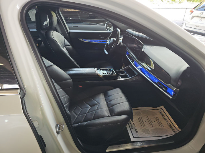 Used 2023 BMW i7 xDrive60 AWD/4WD image 4