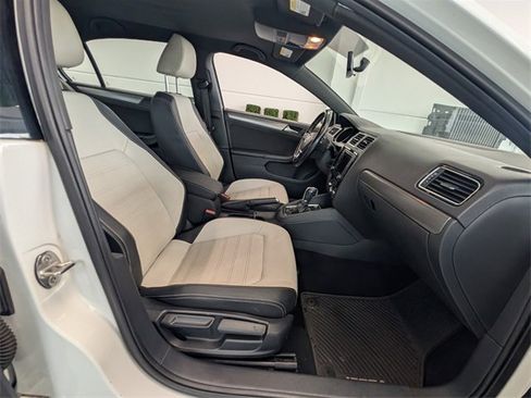 Used 2016 Volkswagen Jetta Sport image 16