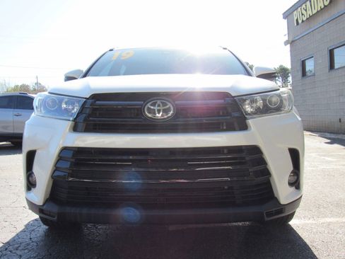 Used 2019 Toyota Highlander SE FWD image 5