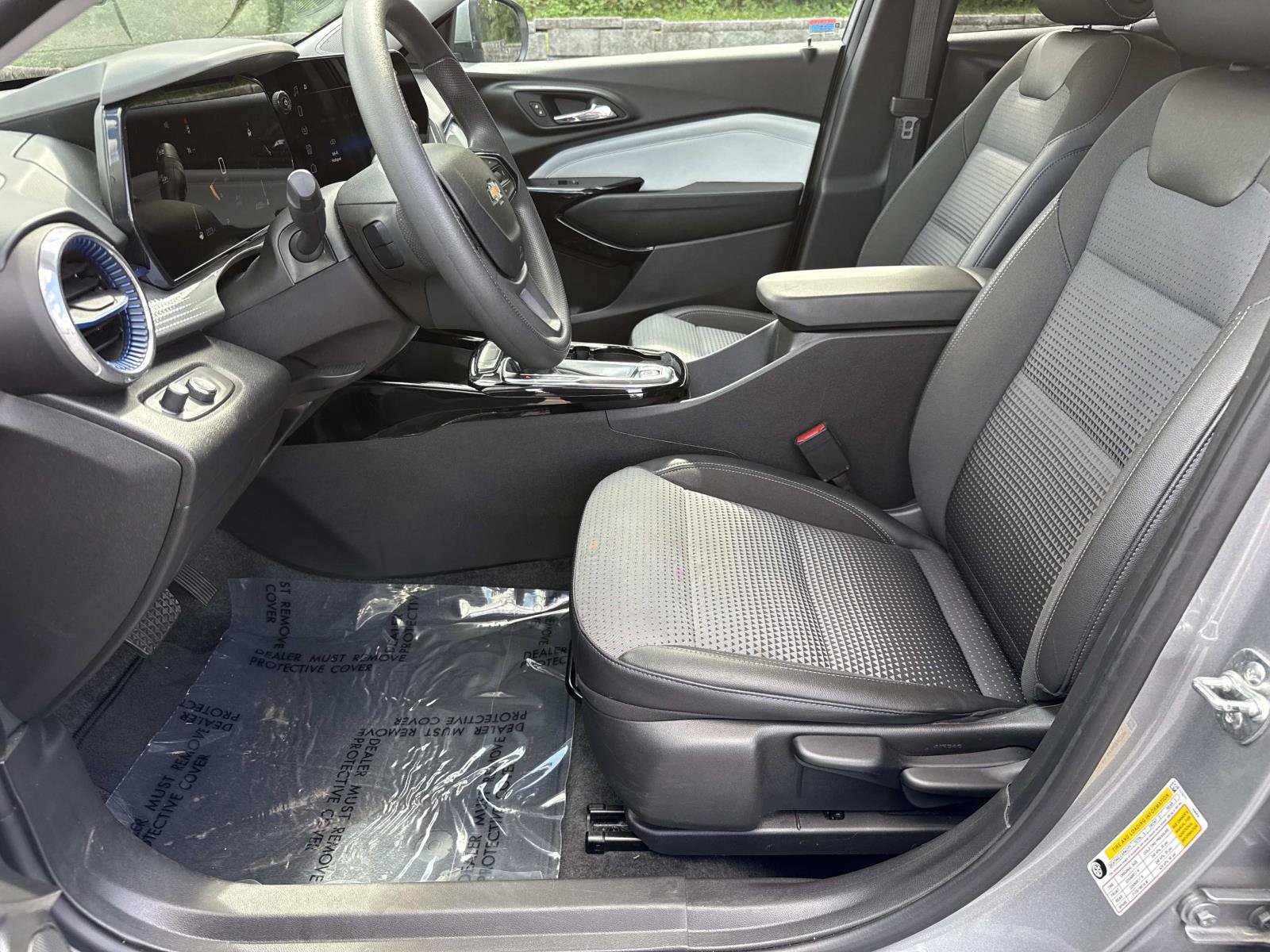 Used 2025 Chevrolet Trax LT FWD image 29