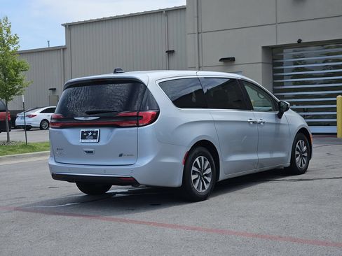 Used 2023 Chrysler Pacifica Touring-L FWD image 4