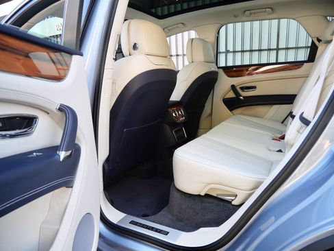 Used 2019 Bentley Bentayga AWD/4WD image 18