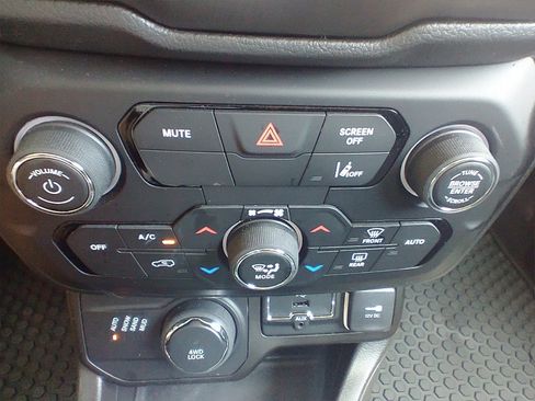 Used 2022 Jeep Renegade Latitude w/ Convenience Group image 36