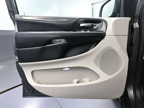 Used 2016 Dodge Grand Caravan SXT FWD image 16