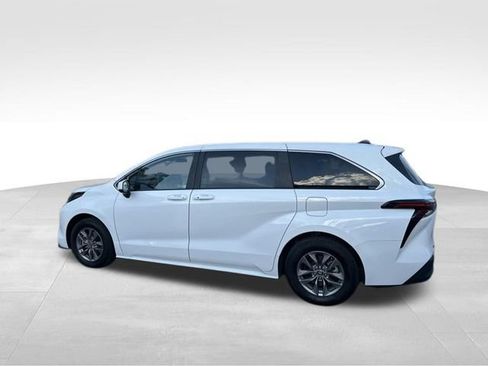 Used 2025 Toyota Sienna LE FWD image 2
