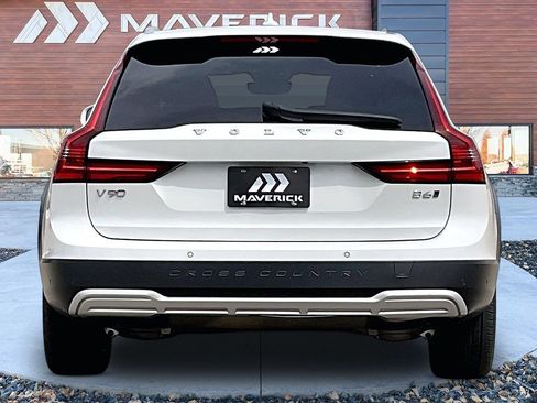 Used 2022 Volvo V90 B6 Cross Country AWD/4WD image 6
