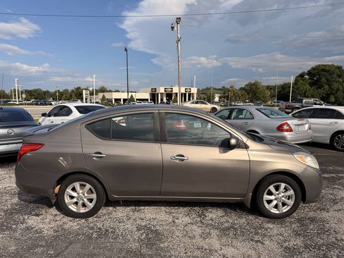 Used 2014 Nissan Versa SV w/ Convenience Package FWD image 3