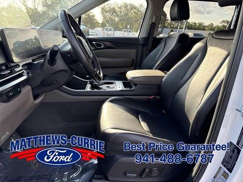 Used 2025 Kia Carnival FWD image 9