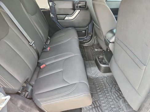 Used 2016 Jeep Wrangler Unlimited Rubicon w/ Connectivity Group AWD/4WD image 25