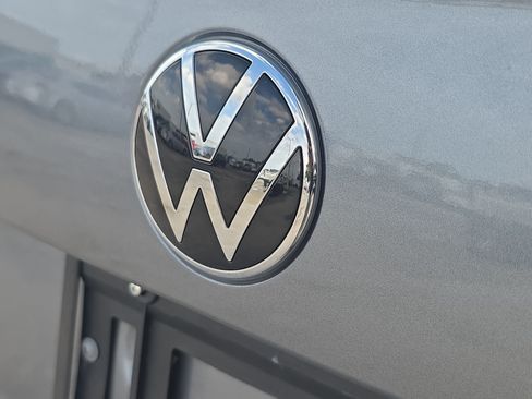 Used 2022 Volkswagen Jetta SE w/ Panoramic Sunroof Package FWD image 9