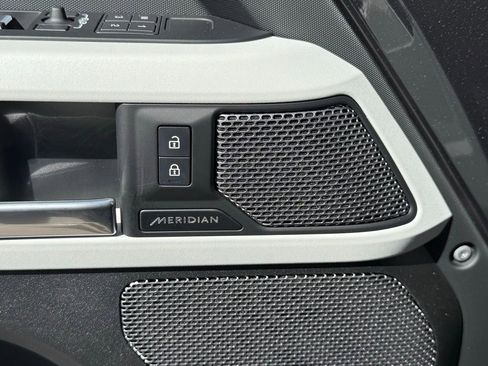 Used 2023 Land Rover Defender 110 X-Dynamic SE image 15