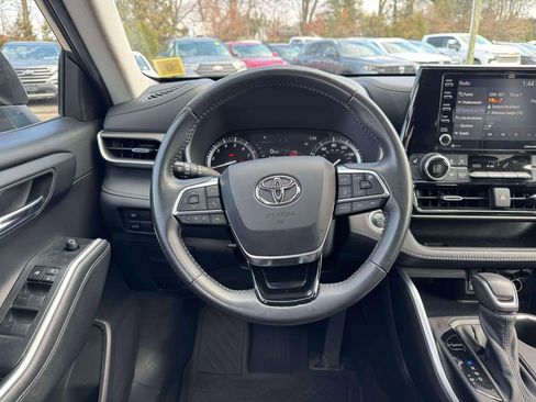 Used 2021 Toyota Highlander XLE image 20
