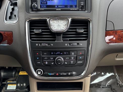 Used 2012 Chrysler Town & Country Touring-L w/ Trailer Tow Group image 27