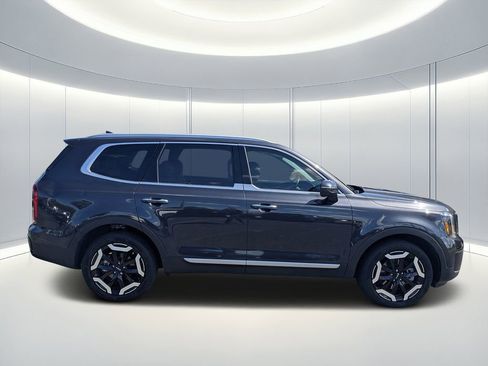 Used 2025 Kia Telluride S image 2