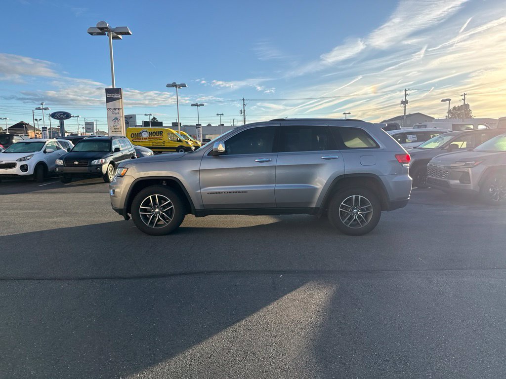 Used 2018 Jeep Grand Cherokee Limited AWD/4WD image 2
