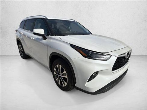 Used 2024 Toyota Highlander XLE FWD image 7