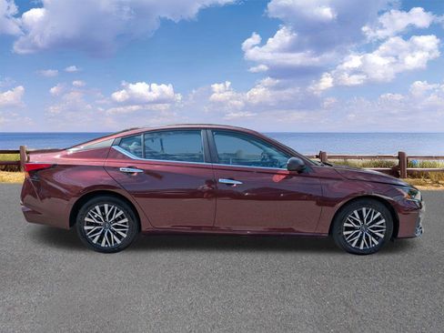 Used 2025 Nissan Altima 2.5 SV FWD image 9