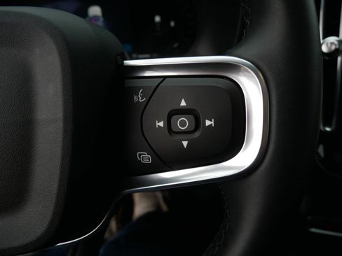 Certified 2025 Volvo XC40 B5 Plus AWD/4WD image 27