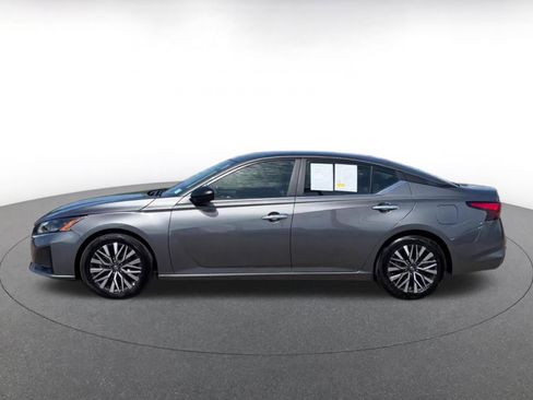 Used 2025 Nissan Altima 2.5 SV FWD image 9