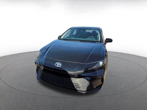 Used 2025 Toyota Camry LE image 3