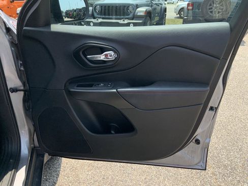 Used 2022 Jeep Cherokee Trailhawk AWD/4WD image 49
