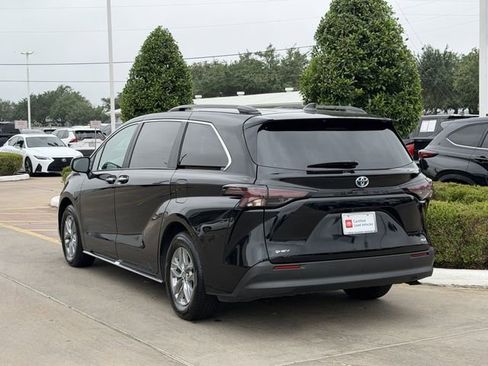 Certified 2025 Toyota Sienna XLE FWD image 5
