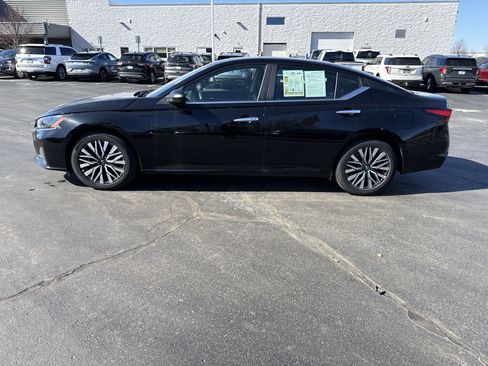 Used 2025 Nissan Altima 2.5 SV image 3