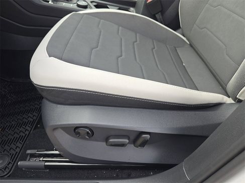 New 2026 Volkswagen Taos SE image 19