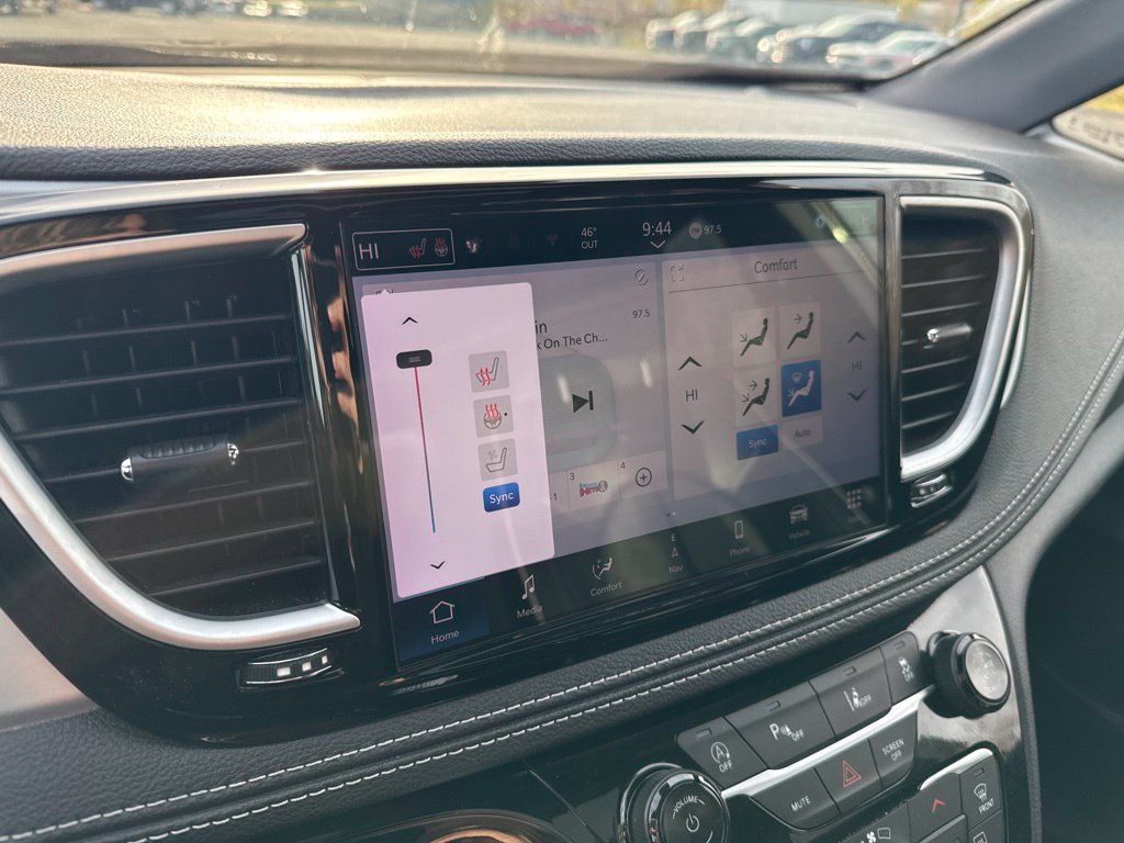 Used 2025 Chrysler Pacifica Limited FWD image 33