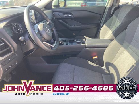 Used 2024 Nissan Rogue SV image 3