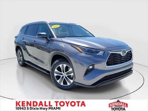 Certified 2024 Toyota Highlander XLE FWD image 1