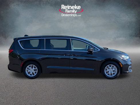 Used 2023 Chrysler Pacifica Touring-L FWD image 4