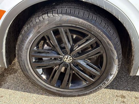 Used 2022 Volkswagen Tiguan SE R-Line image 8